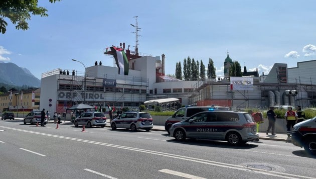 Ein Großaufgebot der Polizei steht derzeit vor dem Landesstudio des ORF. (Bild: Nadine Isser, Krone KREATIV)