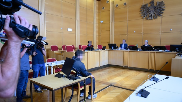 Der 15-Jährige vor dem Landesgericht Linz.