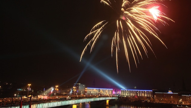 Auf dem Linzer Hauptplatz ist heuer wieder eine Silvesterfeier geplant. Demnach wird man auch auf der Nibelungenbrücke das Feuerwerk betrachten.