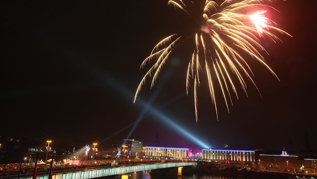 Ein Riesen-Feuerwerk wird den Linzer Nachthimmel über dem Hauptplatz zum Jahreswechsel nicht ...