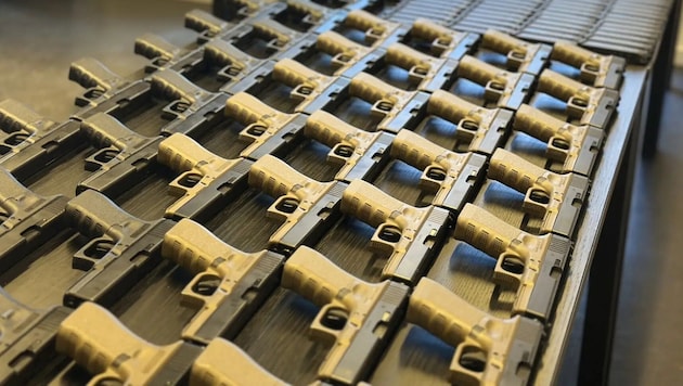 Ein Teil der 50 beschlagnahmten Handfeuerwaffen „Made in Austria“ bei der jetzt gesprengten belgischen Verbrecherbande