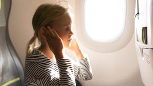 Manche Menschen leiden beim Fliegen unter Ohrenschmerzen. 