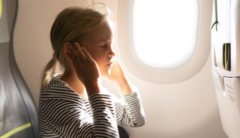 Manche Menschen leiden beim Fliegen unter Ohrenschmerzen. 
