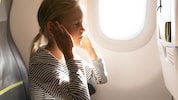 Manche Menschen leiden beim Fliegen unter Ohrenschmerzen. 