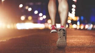 Die Frau wurde beim Joggen von hinten gepackt und zu Boden gerissen (Symbolbild).