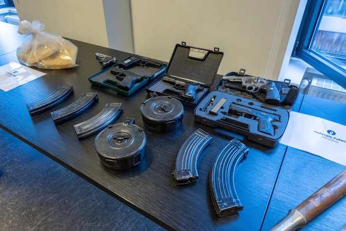 Auch diese Magazine für automatische Waffen und 450 Kilo synthetischer Stoff in einem Drogenlabor wurden sichergestellt.