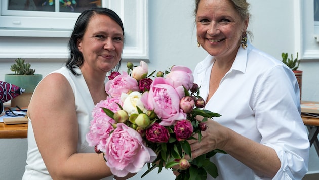  Niederösterreichs Tierschutz-Landesrätin Susanne Rosenkranz würdigte das außergewöhnliche Engagement hinter dem Projekt – allen voran jenes der Vereinsgründerin Mareike Schnabl (links) von „Save Cats – Yes We Can!“.