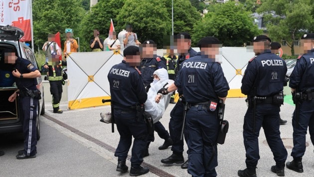Die Polizei brachte mittlerweile einige Demonstranten aus dem Gebäude. (Bild: Birbaumer Christof)