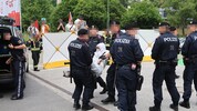 Die Polizei brachte mittlerweile einige Demonstranten aus dem Gebäude.