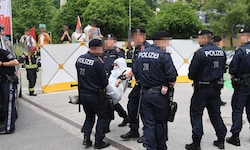 Die Polizei brachte mittlerweile einige Demonstranten aus dem Gebäude.