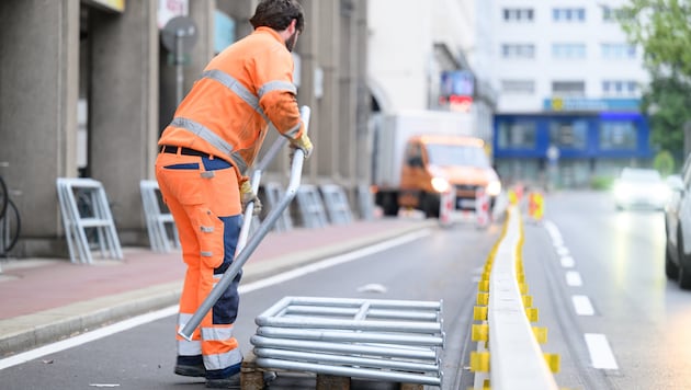 Das Radweg-Provisorium auf der Nibelungenbrücke sorgte für Staus in Linz – und wurde wieder entfernt. 