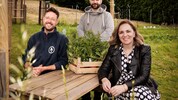 Am Friedhof Neustift wurde die Gartensaison eingeläutet. Hier im Bild: Jan Pech (Ackerhelden), ...