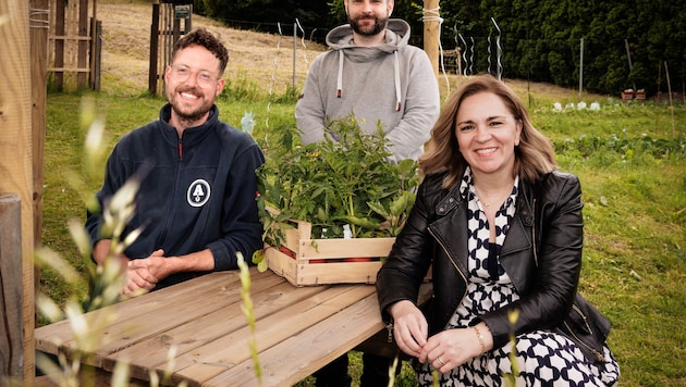 Am Friedhof Neustift wurde die Gartensaison eingeläutet. Hier im Bild: Jan Pech (Ackerhelden), Florian Stollberg (Leitung Friedhof Neustift), Renate Niklas (Geschäfsführerin Friedhöfe Wien GmbH)