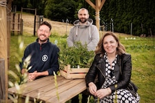 Am Friedhof Neustift wurde die Gartensaison eingeläutet. Hier im Bild: Jan Pech (Ackerhelden), ...