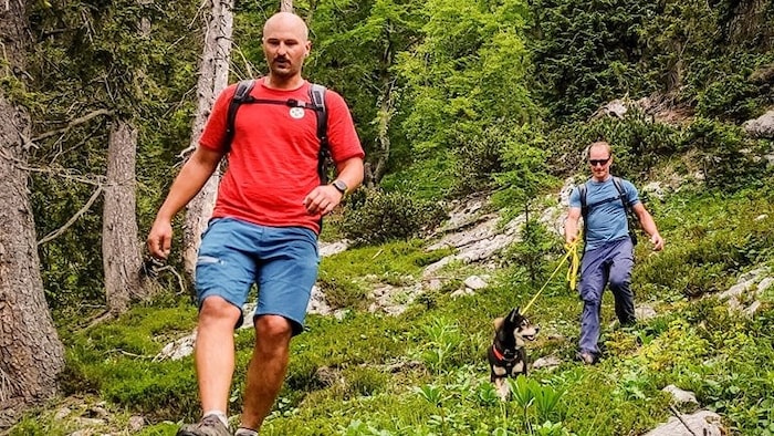 Die Retter und Hund „Bobby“.