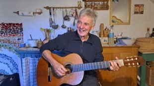 Hans Müller als Troubadour in der Wohnküche auf dem Burgstall im Mölltal.