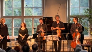 Applaus für die internationalen Musiker und Musikerinnen des Abends.