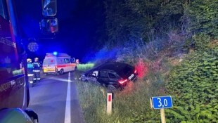 Die beiden Insassen wurden bei dem Unfall leicht verletzt.