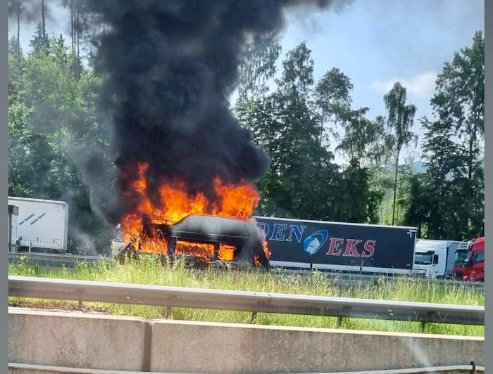 Der VW-Bus eines Münchener Ehepaars geriet in Brand.