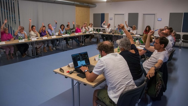 Außer der ÖVP stimmten alle beim Thema Kulturzentrum für Verkauf des Parkplatzes bzw. Nutzungsrecht für die Wiese ans Land. 