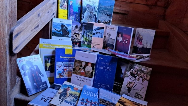 Eine Auswahl der bisherigen Bücher von Hans Müller. (Bild: Kogler Christina Natascha)
