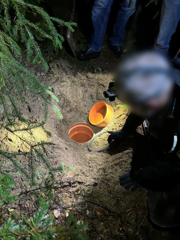 Pistolen und Munition in Fässer im Wald vergraben