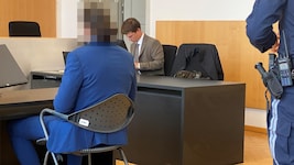 Beim Angeklagten und seinen Angehörigen war die Erleichterung groß, Tränen inklusive. (Bild: Dorn Chantall)