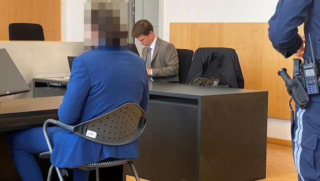 Beim Angeklagten und seinen Angehörigen war die Erleichterung groß, Tränen inklusive.