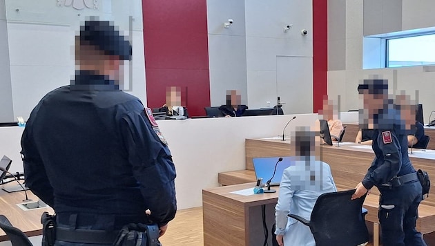 Die Angeklagte wurde von zwei Justizwachebeamten vorgeführt. 