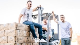Lukas Renz (rechts) und Mitgründer Martin Paul (Mitte) übergeben „Bärnstein“ an Christoph Zein. (Bild: Patrick Salfinger)