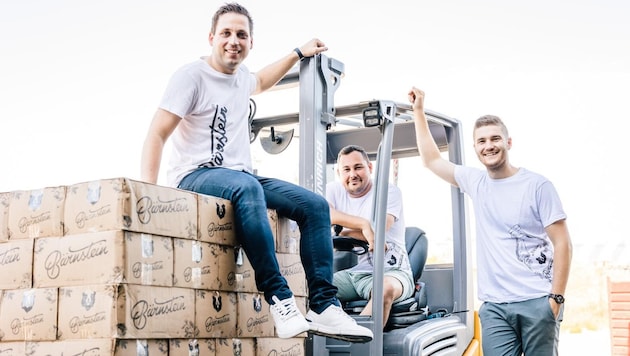 Lukas Renz (rechts) und Mitgründer Martin Paul (Mitte) übergeben „Bärnstein“ an Christoph Zein.