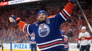 Leon Draisaitl ist der Superstar der Edmonton Oilers. Der Deutsche könnte mit den Kanadiern wieder den ersten Stanley-Cup-Titel nach 35 Jahren feiern. (Bild: AP/JASON FRANSON)