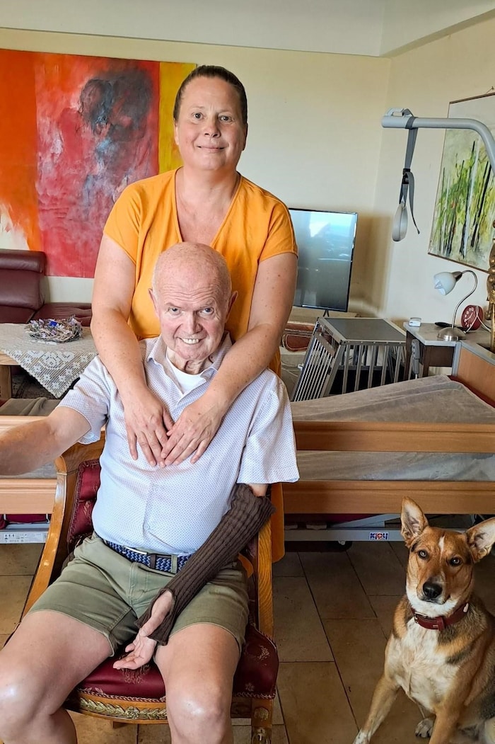 Jeder Tag ein „Vatertag“: Irene Clayton mit Papa Robert Unger, den sie liebevoll pflegt, und Familienhund Rudi.