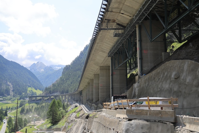 Die ersten Arbeiten beginnen unterhalb der Brücke.