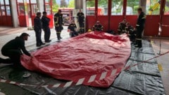 In St. Pölten wurde die Dekontamination nach einem Chemie-Unfall geübt. Dabei wurde auch der ...
