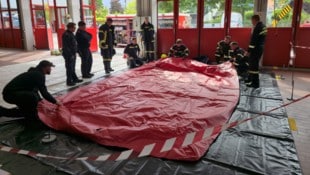 In St. Pölten wurde die Dekontamination nach einem Chemie-Unfall geübt. Dabei wurde auch der ...
