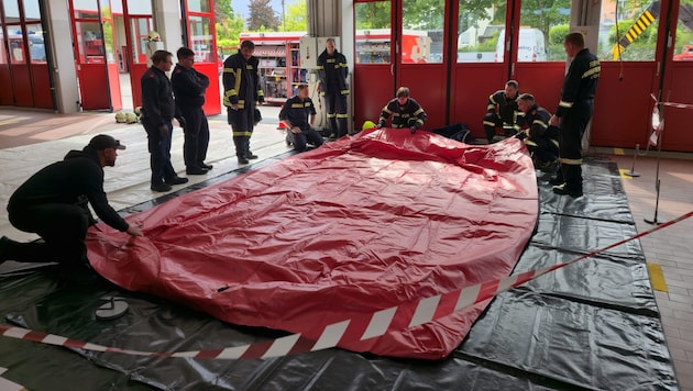 In St. Pölten wurde die Dekontamination nach einem Chemie-Unfall geübt. Dabei wurde auch der Aufbau einer DEKO-Straße trainiert.
