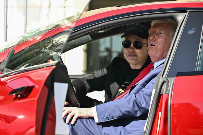 Trump kaufte Musk vor dem Weißen Haus medienwirksam einen Tesla ab, um das schleppende Geschäft anzukurbeln.
