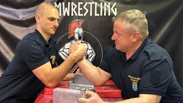 Auf einem Profi-Tisch wird beim Feuerwehrfest der stärkste Armwrestler gesucht.