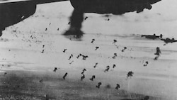 B 24-Bomber in starkem Flak-Beschuss über Wien. 