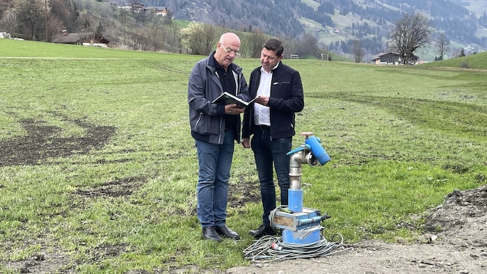 Projektplaner Alfred Moser und Bürgermeister Hannes Rainer freuen sich in Goldegg über den Fund.