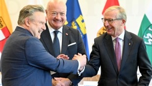 Landeshauptmann Haslauer unterschrieb unter anderem mit Stocker und Ludwig (li.) die ...