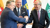 Landeshauptmann Haslauer unterschrieb unter anderem mit Stocker und Ludwig (li.) die Reformpartnerschaft. (Bild: APA/BARBARA GINDL)