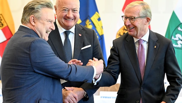 Landeshauptmann Haslauer unterschrieb unter anderem mit Stocker und Ludwig (li.) die Reformpartnerschaft.