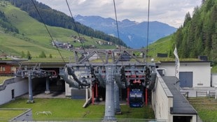 Ein Arbeiter wurde am Freitag bei der Talstation der „Gletscherbus 1“-Bahn mit dem Kopf eingeklemmt. (Symbolbild) (Bild: ZOOM Tirol)