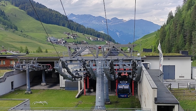 Ein Arbeiter wurde am Freitag bei der Talstation der „Gletscherbus 1“-Bahn mit dem Kopf eingeklemmt. (Symbolbild)