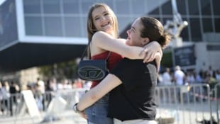 Nun dürfen die Schwestern Lilia und Melissa G. jubeln – dank „Krone“ können sie zum Billie-Eilish-Konzert gehen. (Bild: Imre Antal)