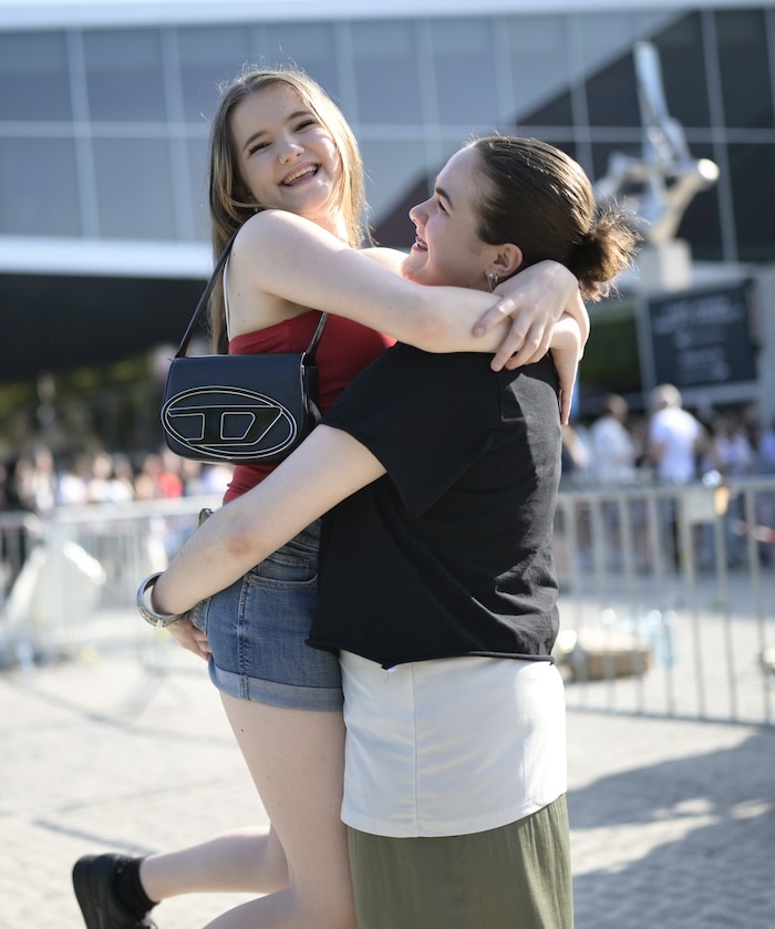 Nun dürfen die Schwestern Lilia und Melissa G. jubeln – dank „Krone“ konnten sie zum Billie-Eilish-Konzert gehen.