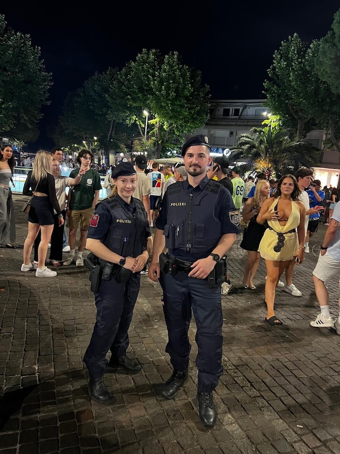 Auch Österreichische Polizisten helfen den Italienern aus.