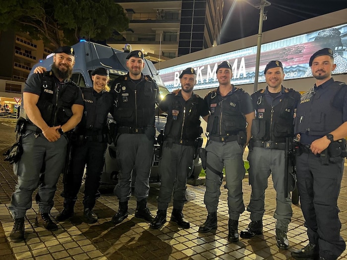 Party unter Polizeiaufsicht – die Exekutive ist stark vertreten.